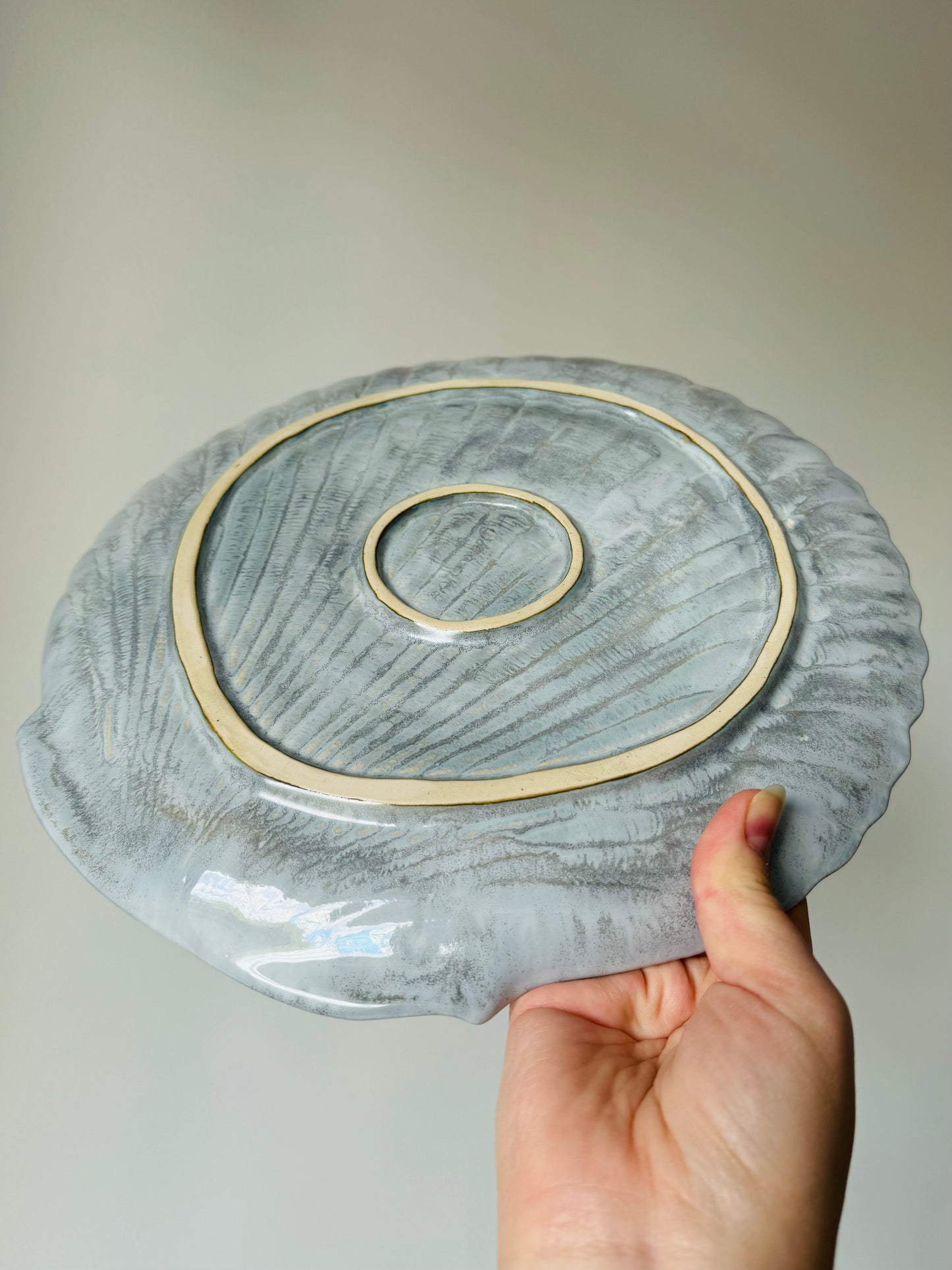 Shell-shaped plate