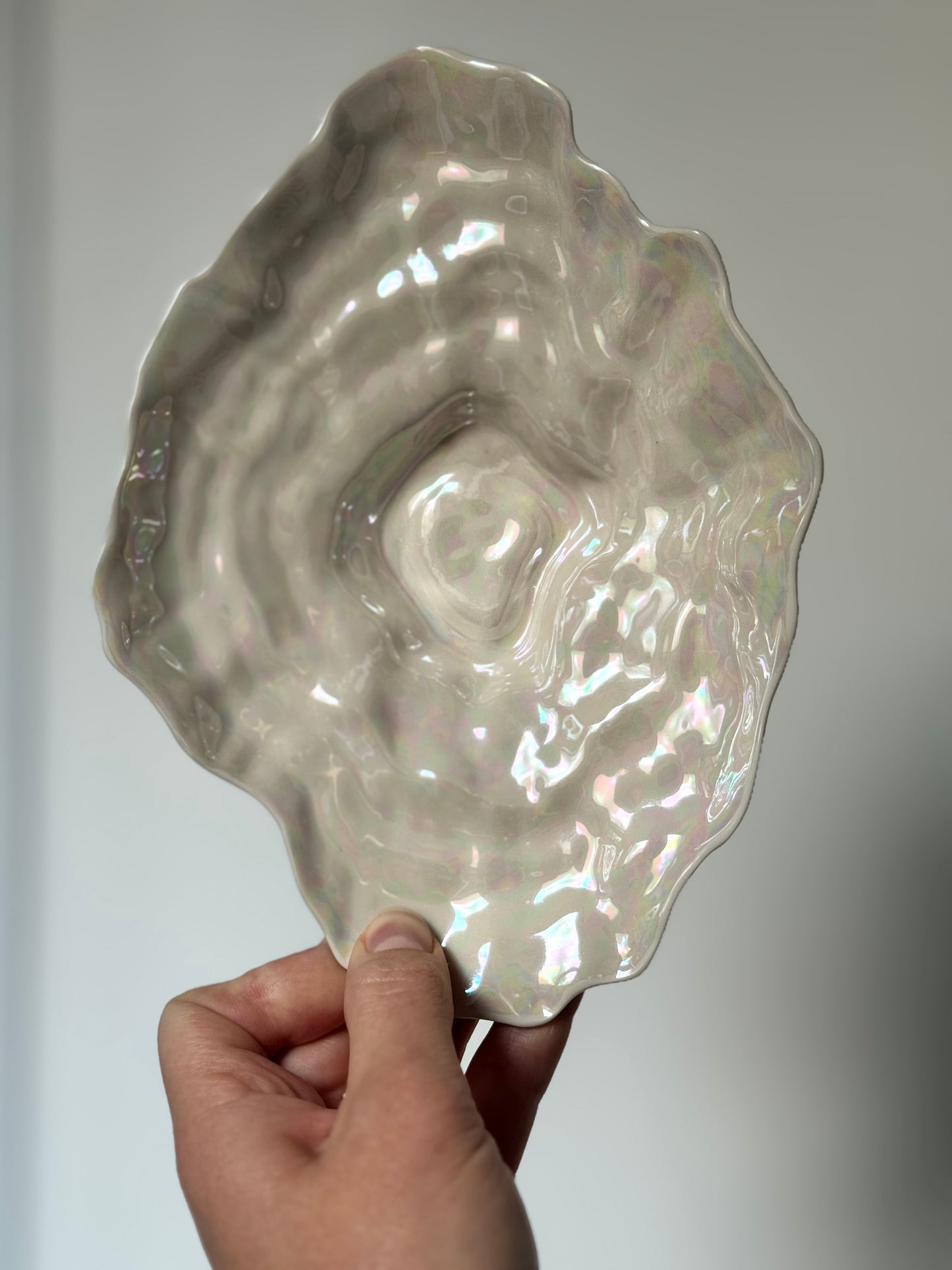 Shell-shaped plate