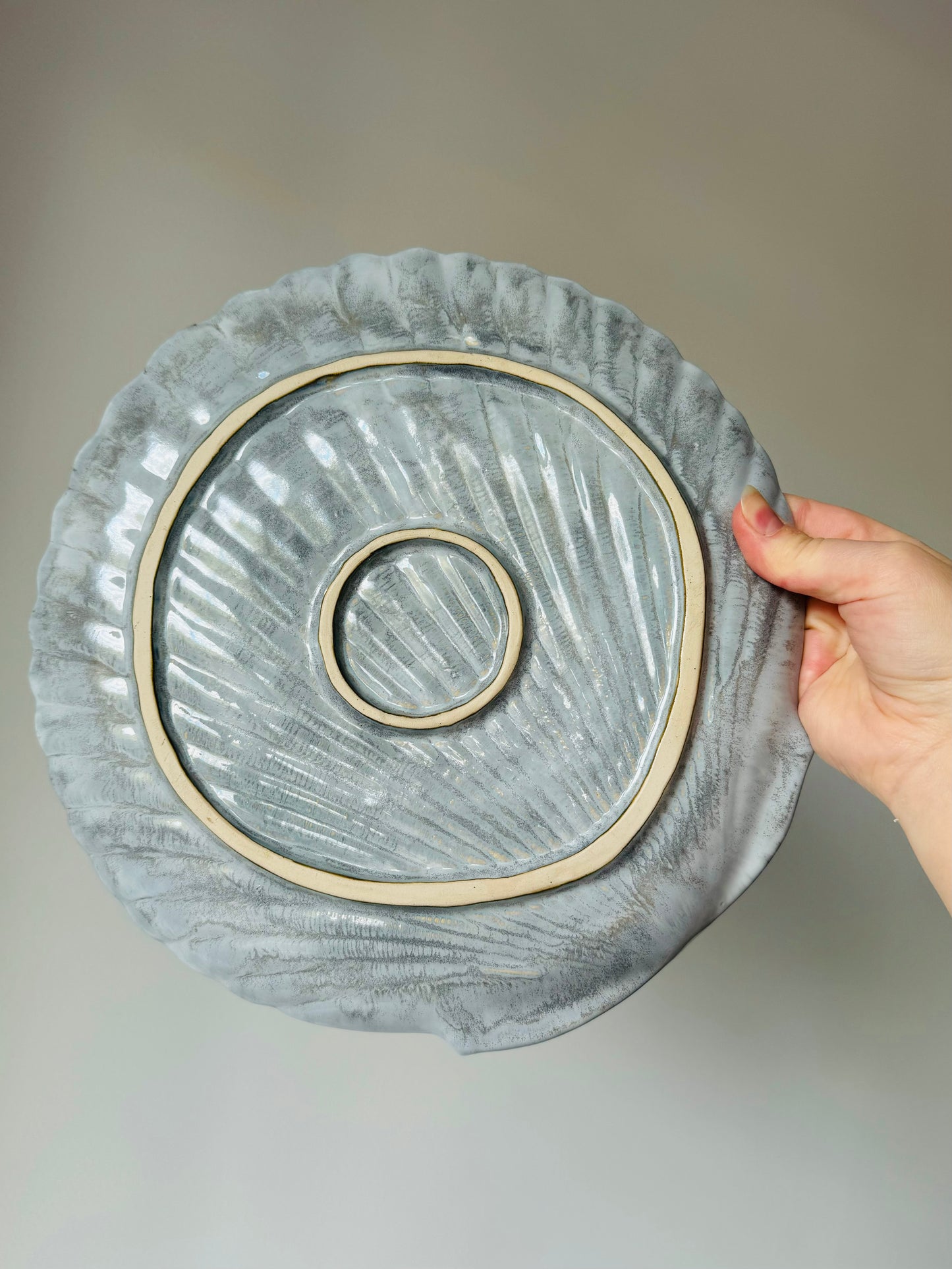 Shell-shaped plate