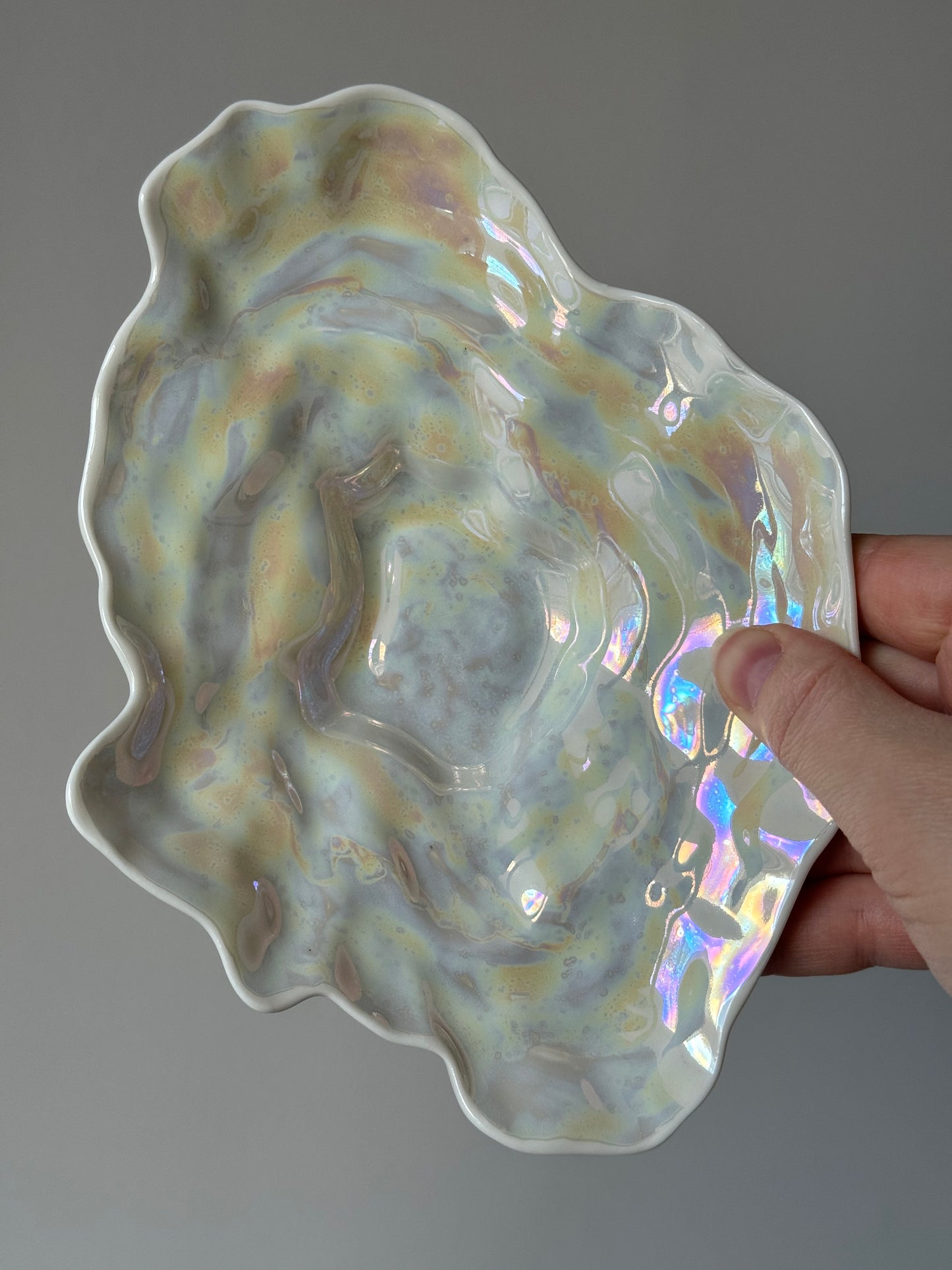 Shell-shaped plate