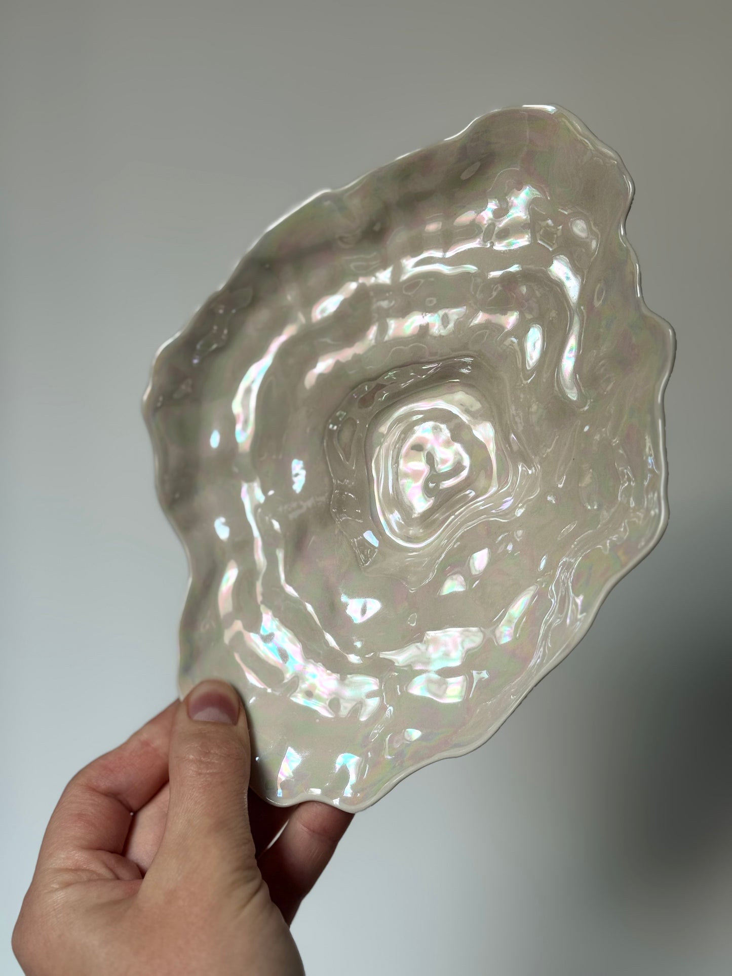 Shell-shaped plate