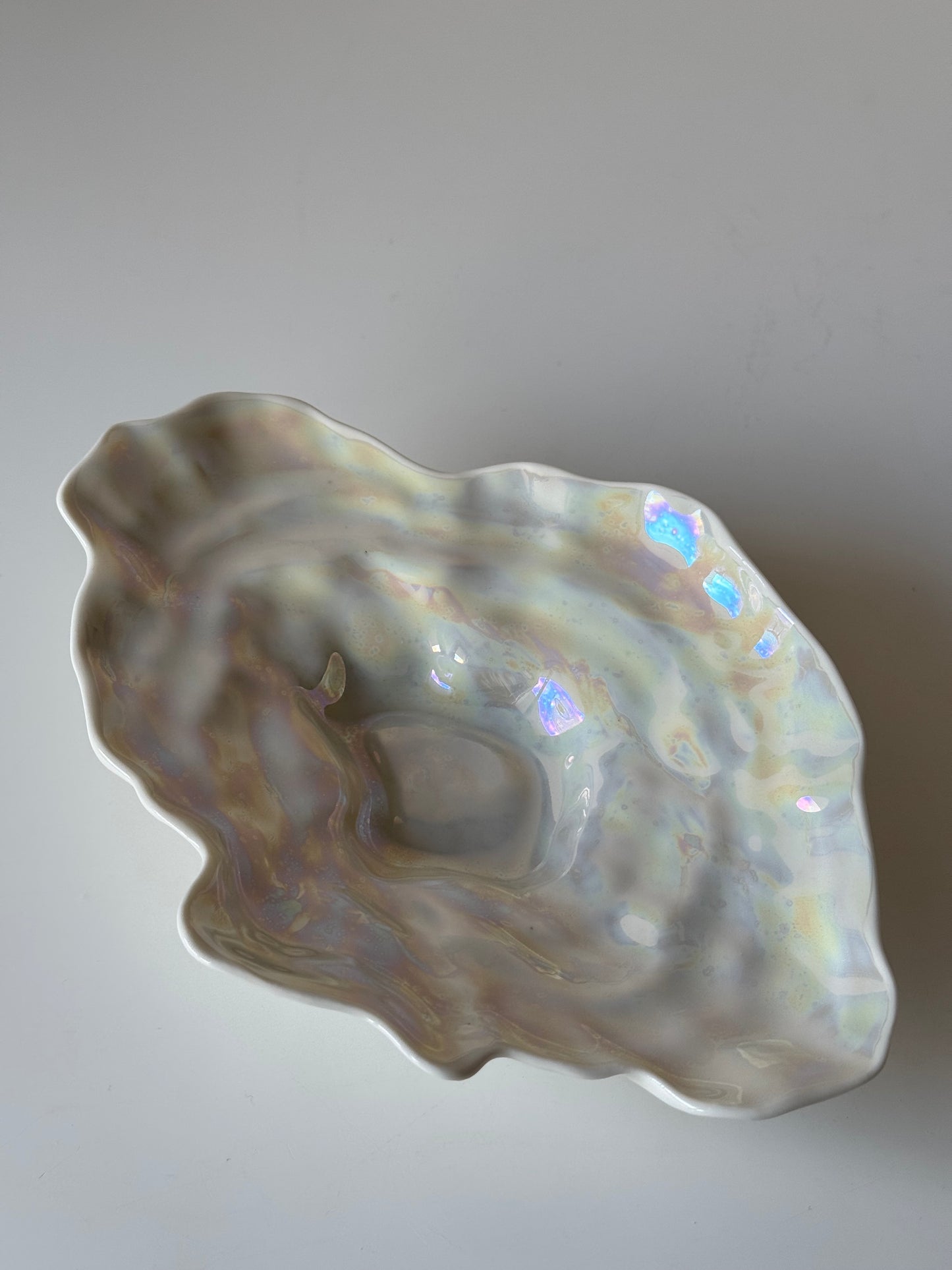 Shell-shaped plate