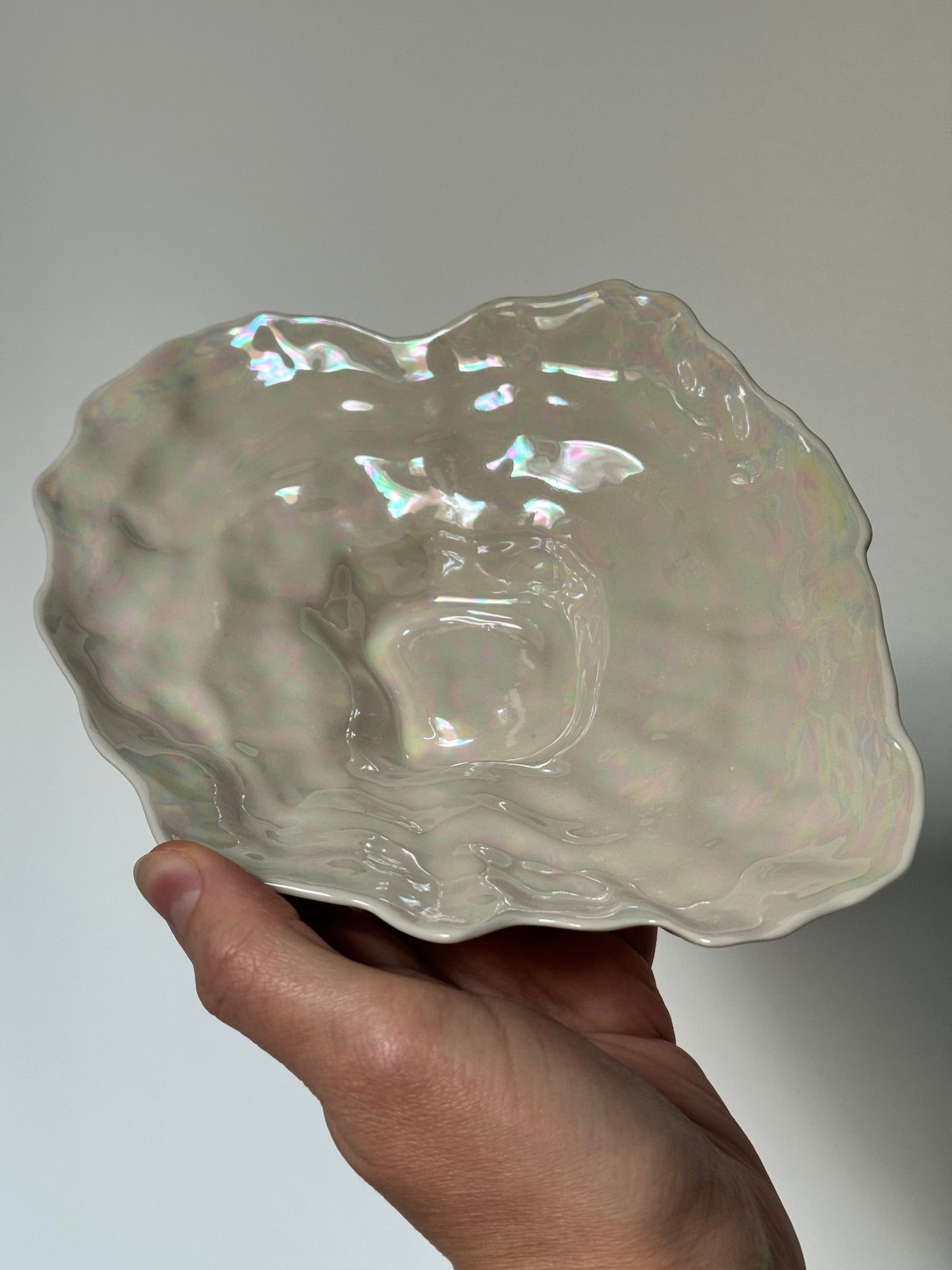 Shell-shaped plate