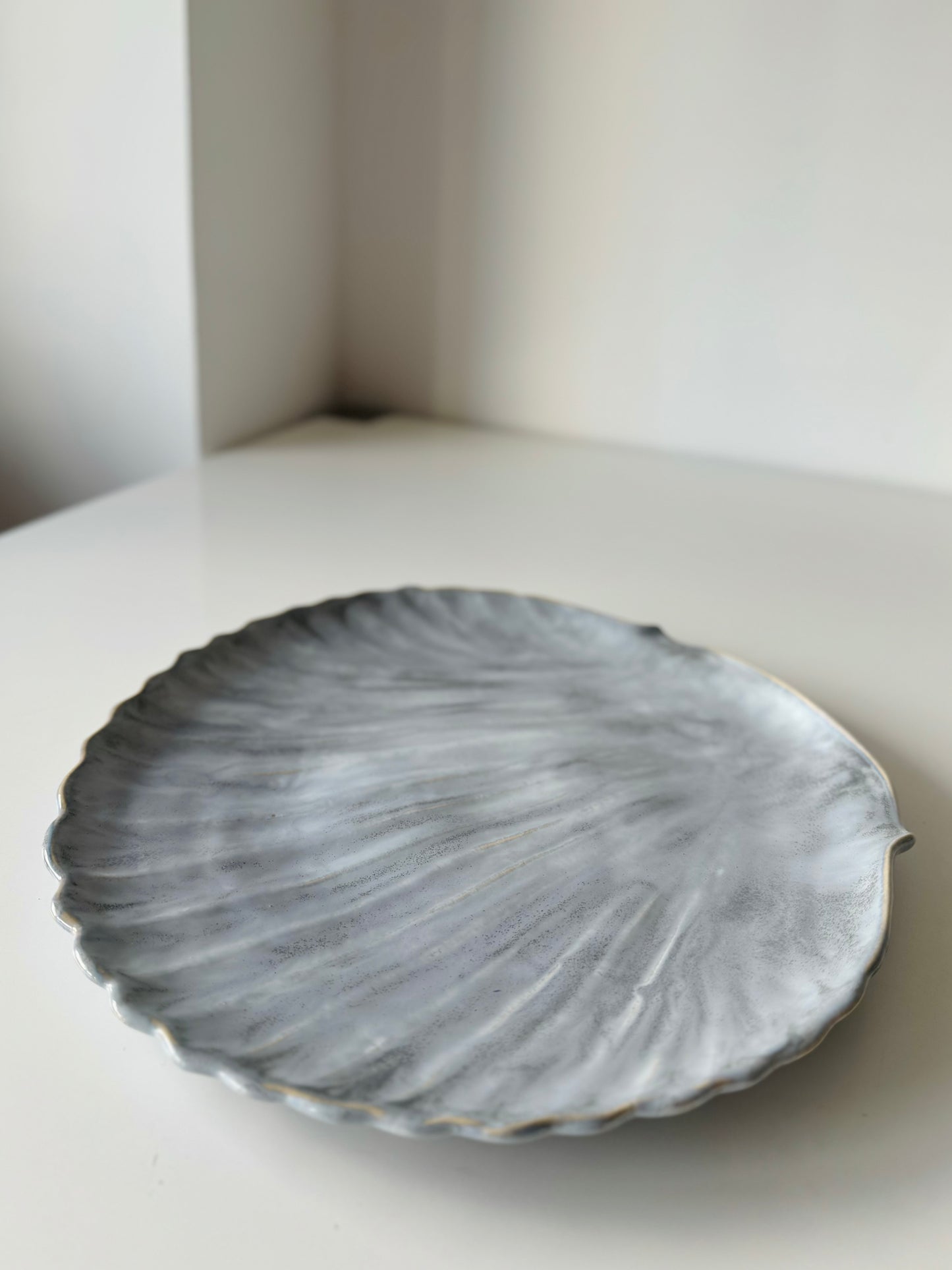 Shell-shaped plate