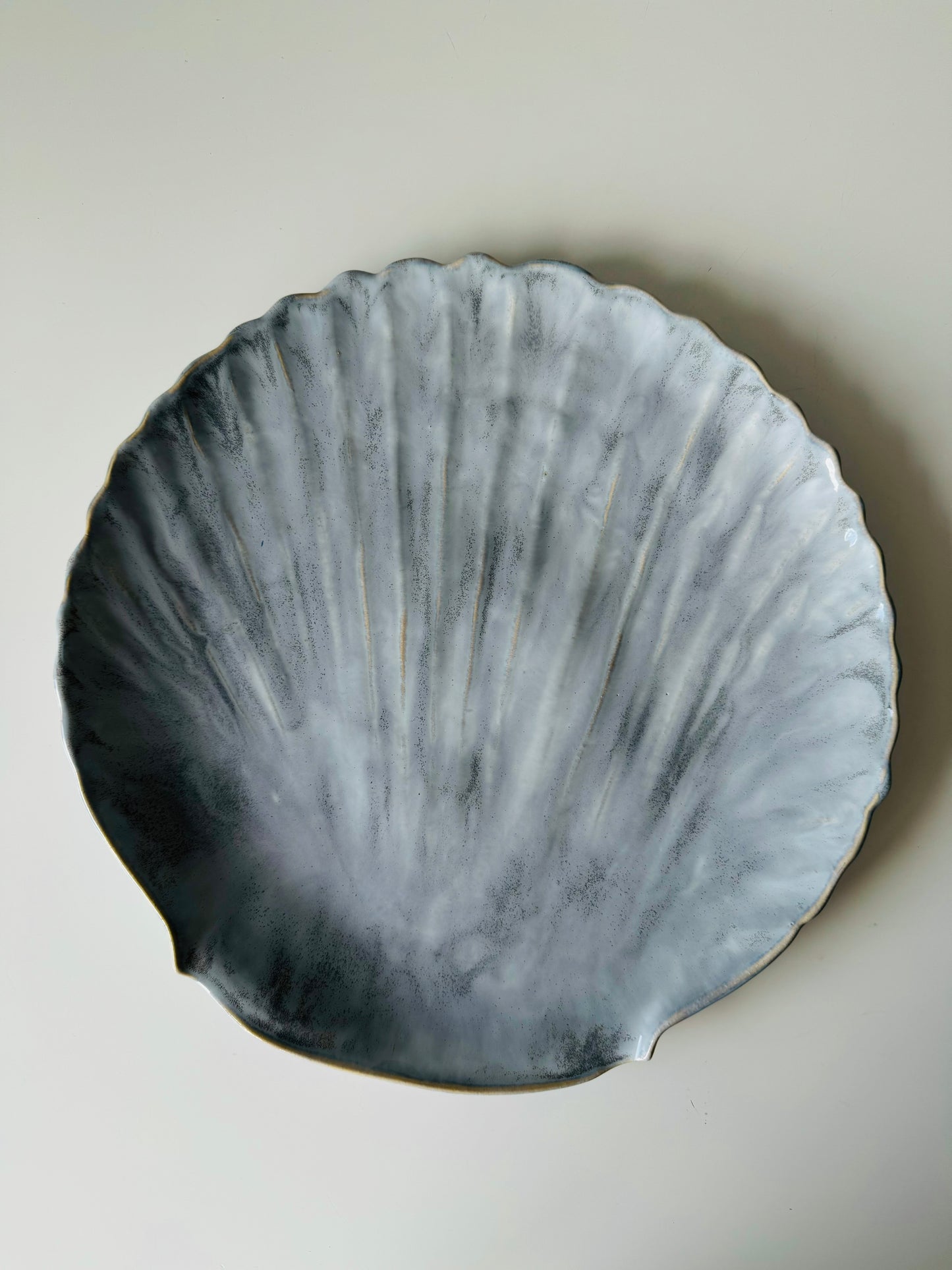 Shell-shaped plate