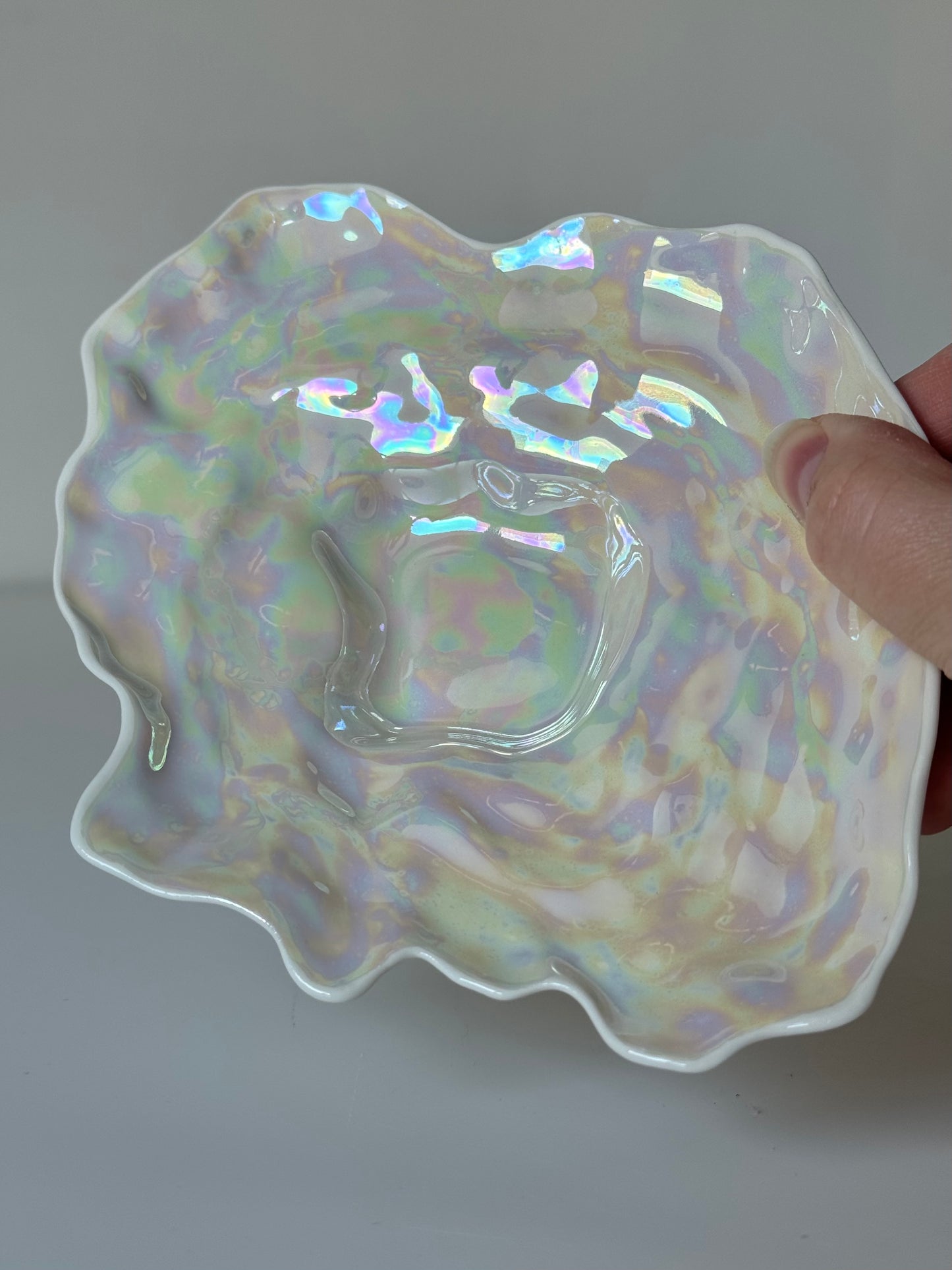 Shell-shaped plate